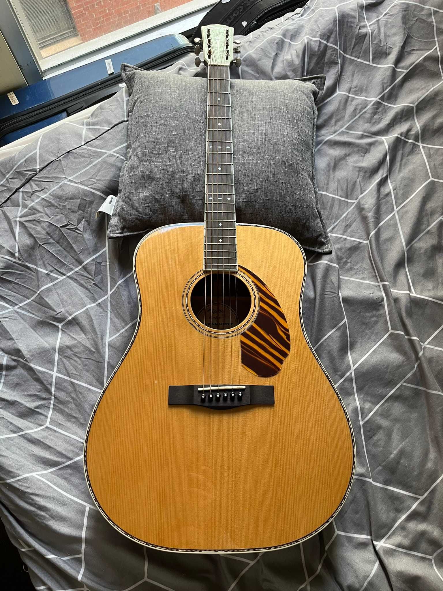 Fender Paramount PD-220E Dreadnought All Solid Spruce Mahogany Fishman