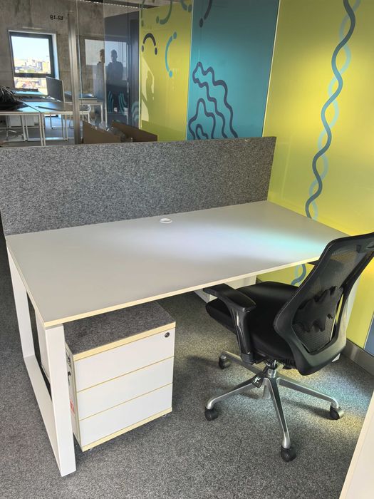 Białe stoły biurowe