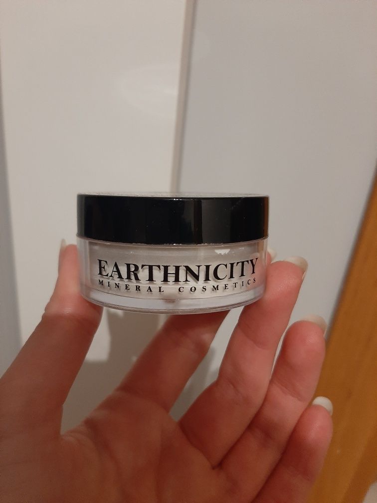 Puder mineralny Earthnicity minerals Velvet HD