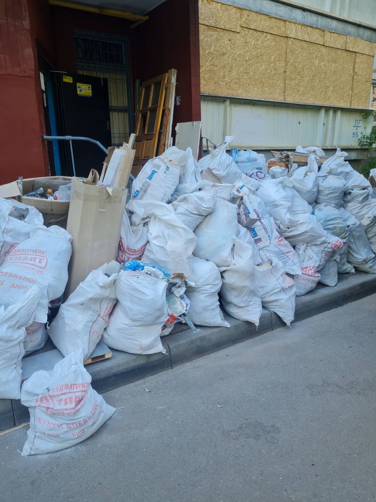 Вывоз мусора , Грузчики , Вывоз старой мебели хлама , Вывоз веток лист