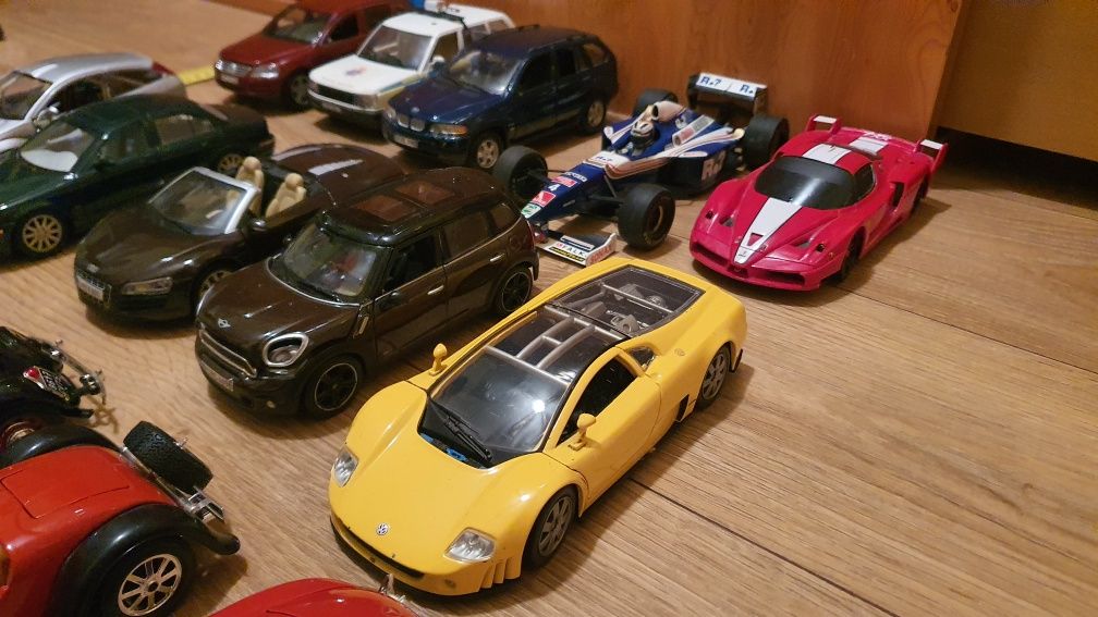 Vendo conjunto das 16 carrinhas 1:24