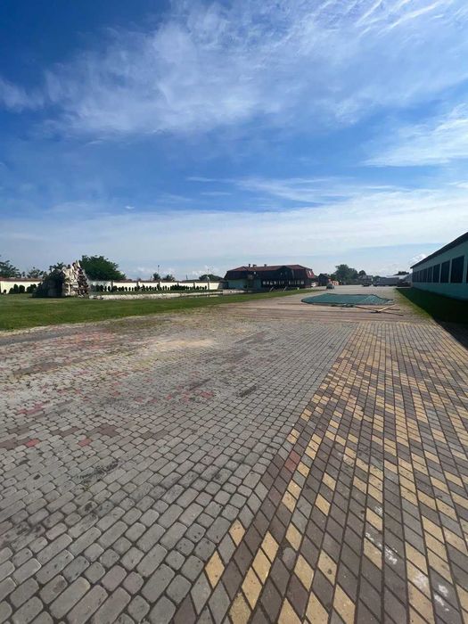 Майданчик 40грн/м² до 10000 м².  При трасі Львів-Шегині, поруч митниця