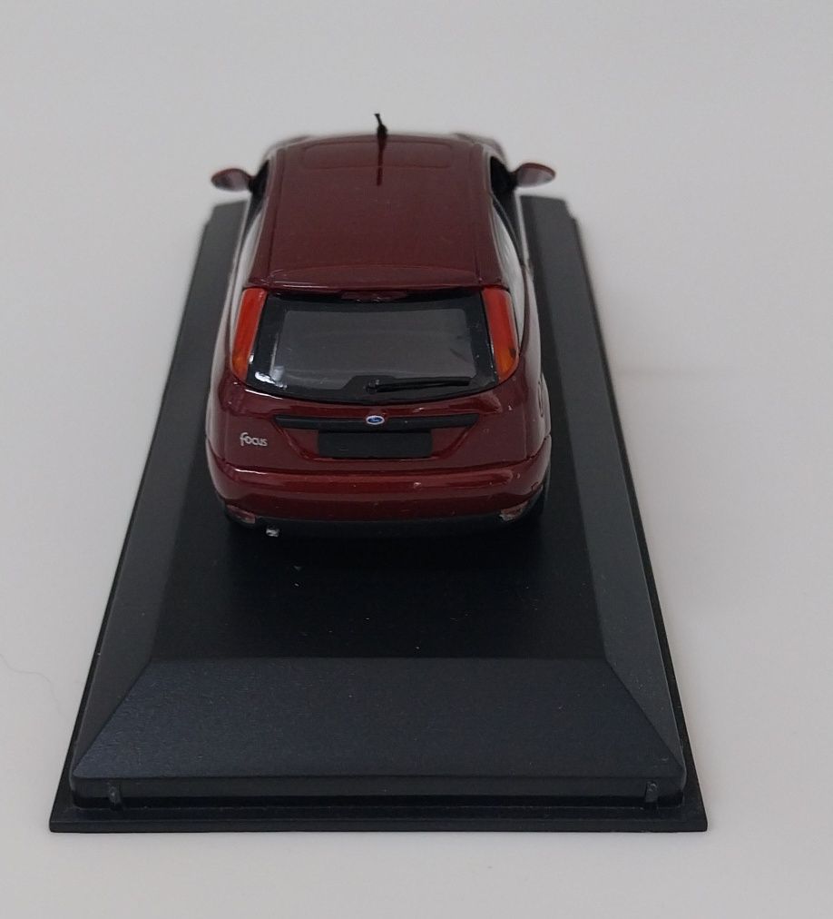 Miniatura Minichamps Ford Focus escala 1/43