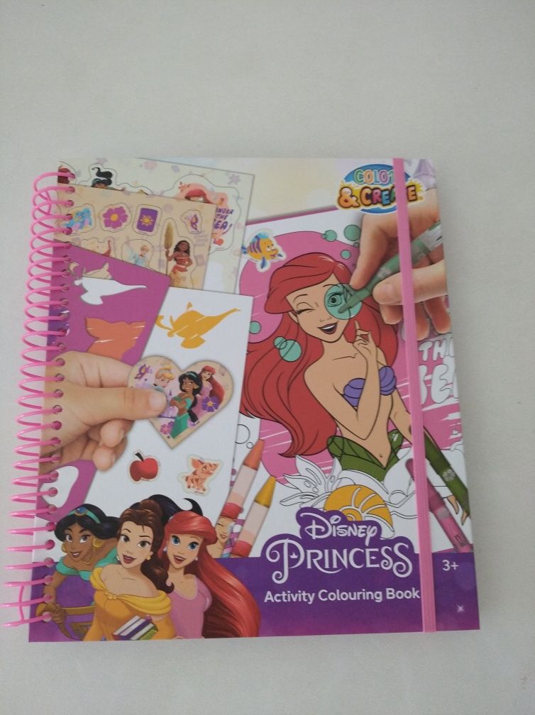 Livro novo das Princesas com material de pintura