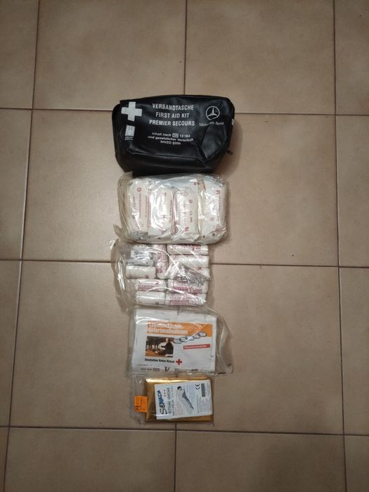Apteczka samochodowa mercedes kompletna