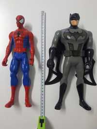 Boneco do Homem Aranha e do Batman