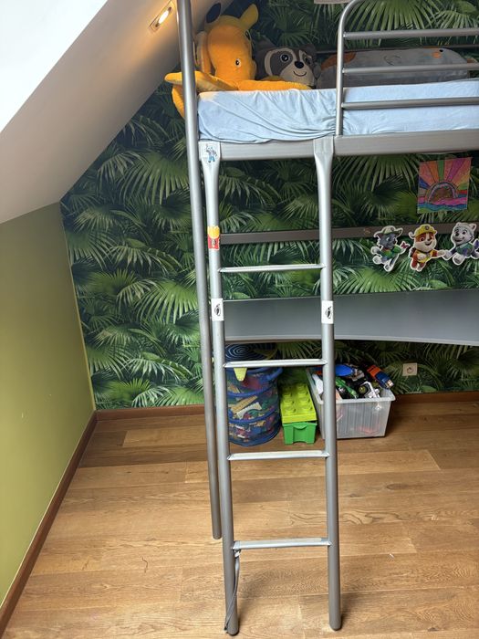 Lozko z antresola z nakladka biurka - Ikea