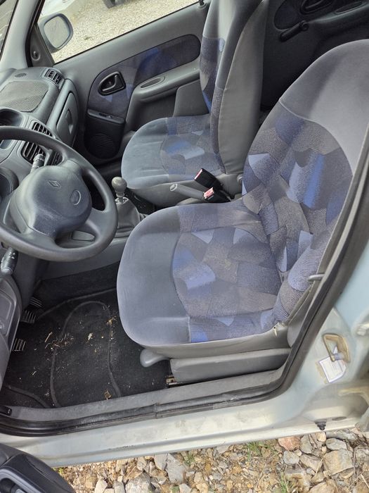 Renault Clio 2000 1.2 RN — 400 eur [carro não anda]