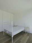 Cama ferro branca e mesinhas