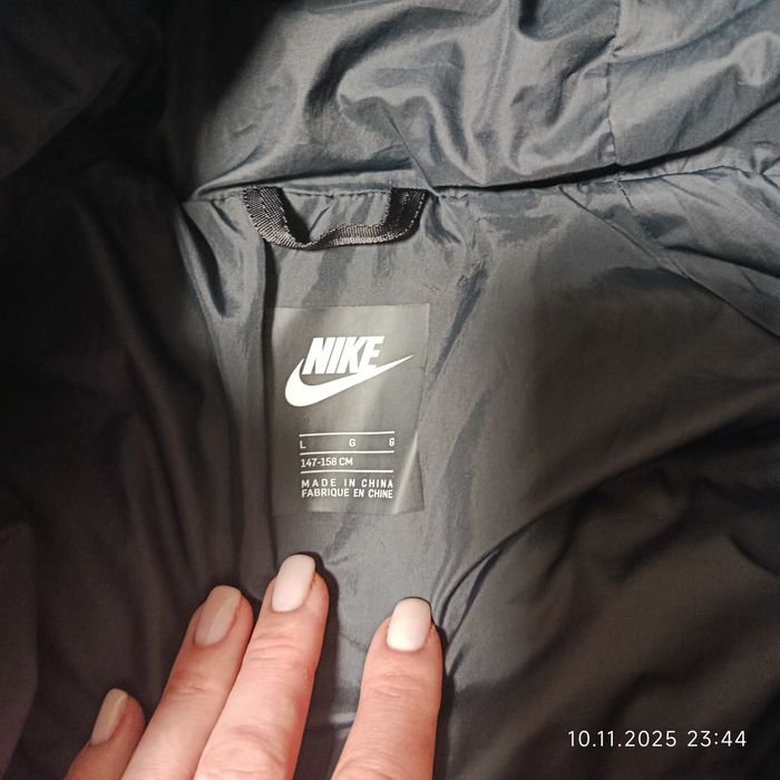 Куртка Nike для дівчини. 147-158