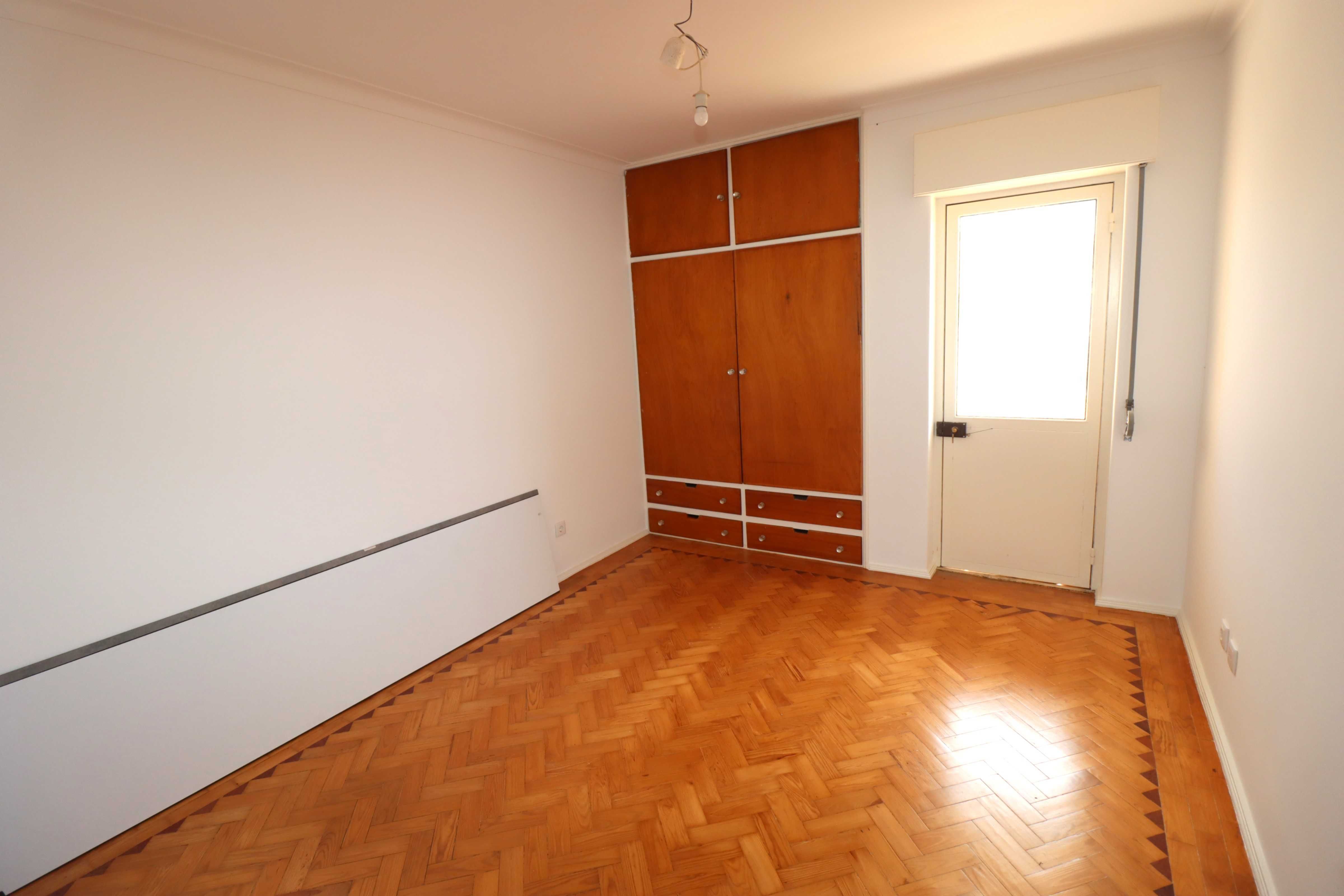 T3 renovado, sem móveis em Sassoeiros-Carcavelos