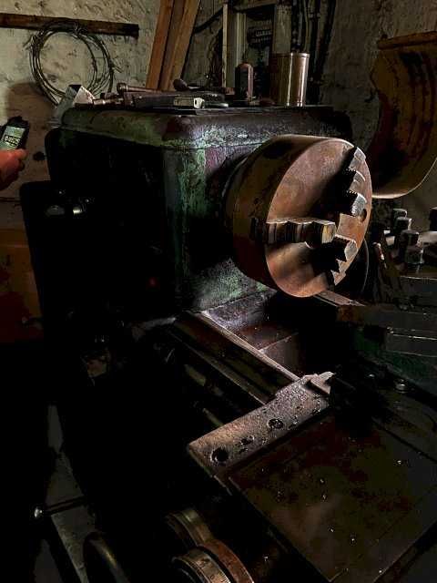 Токарно-гвинторізний верстат 1А625