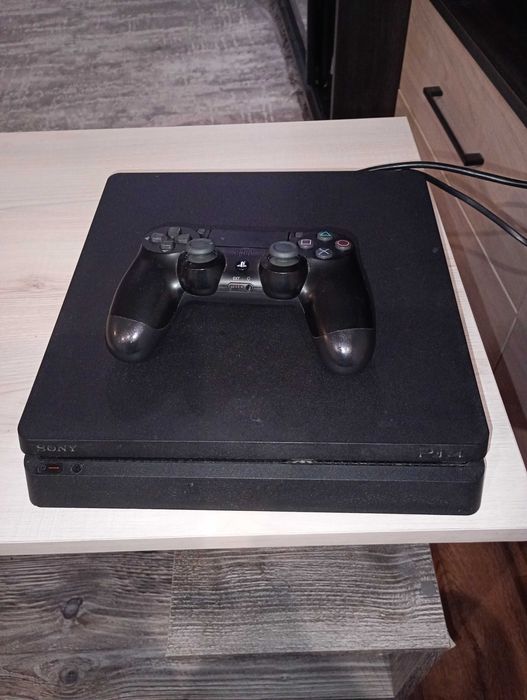 Продам PS4 slim 1 TB