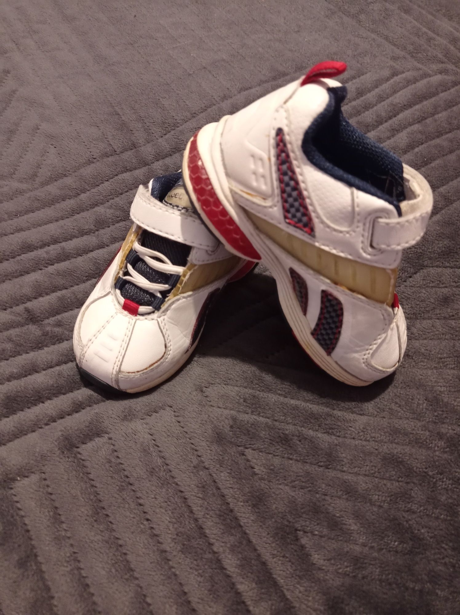 Buty sportowe dziecięce marki Reebok w rozmiarze 20.