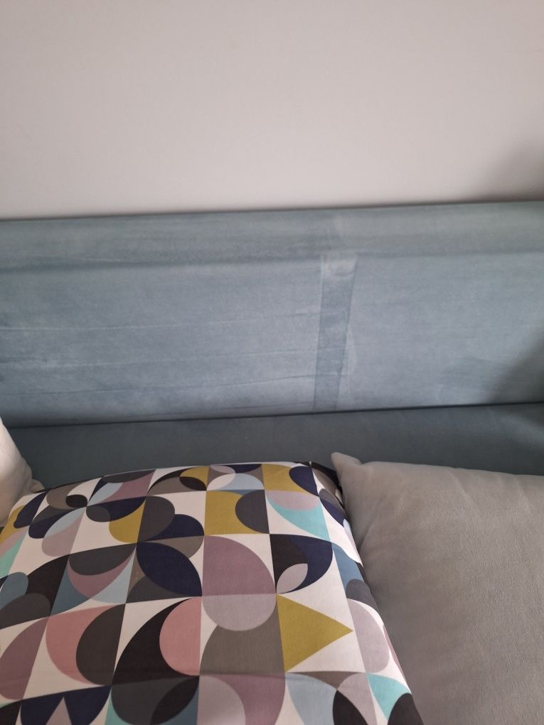 Sofa błękitna z poduszkami