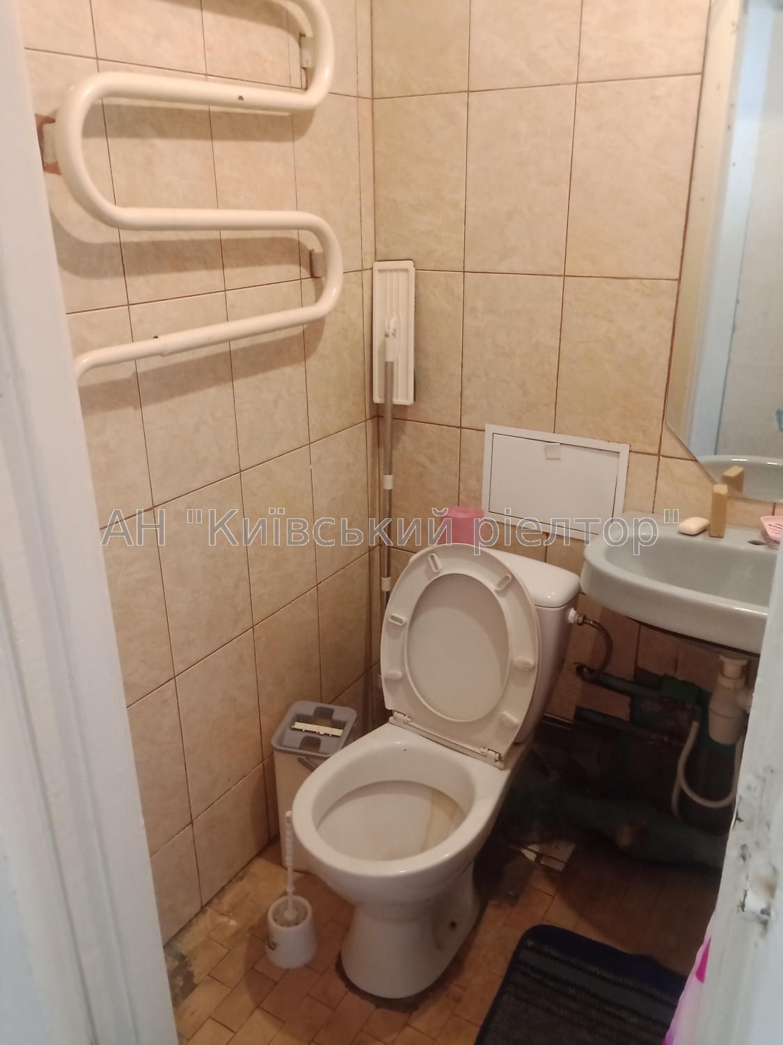 Продам недорого 1 к. квартиру біля Дарницької площі!
