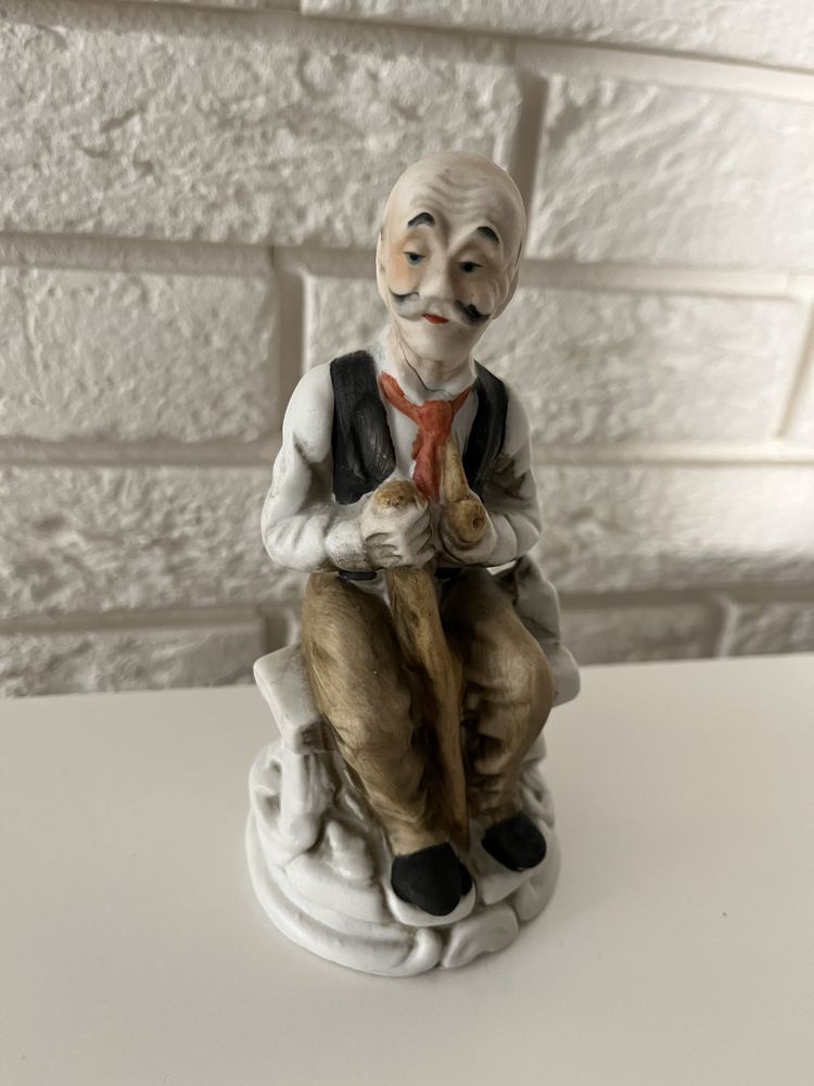Figurka biskwit dziadek z fajką ręcznie malowana 16 cm
