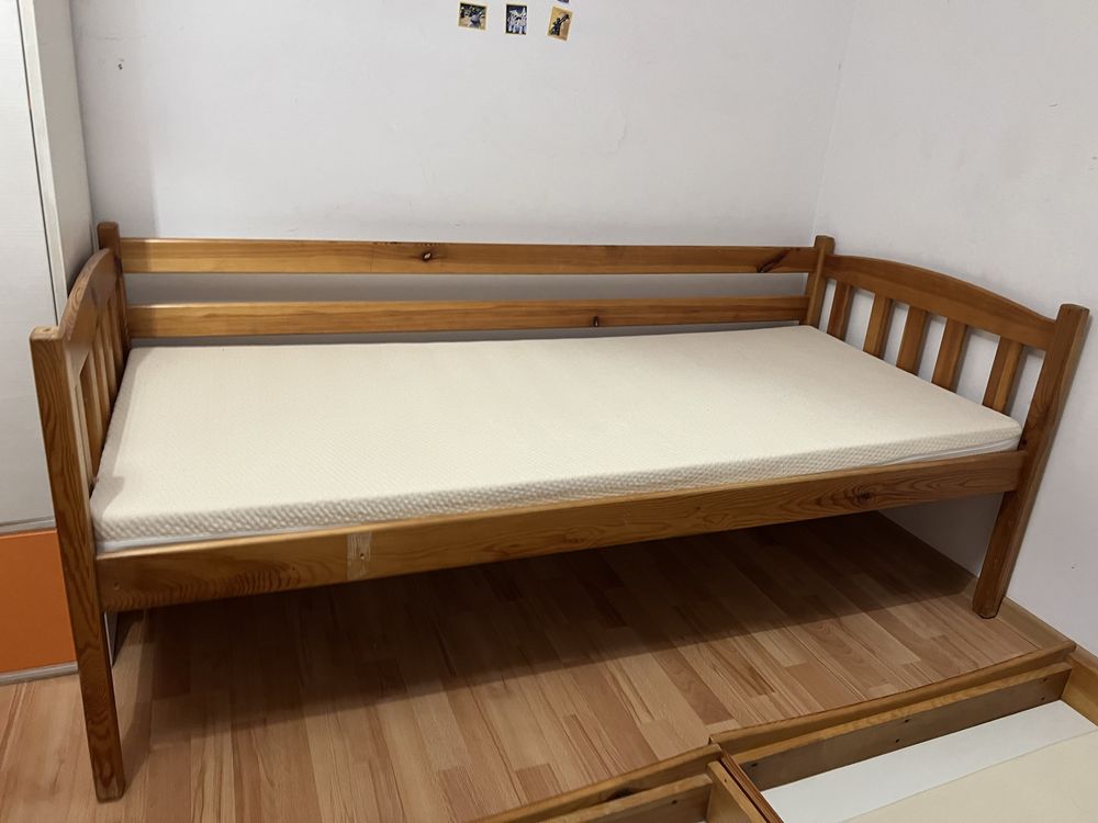 Piętrowe łóżko z 3 wygodnymi materacami i z 2 szufladami
