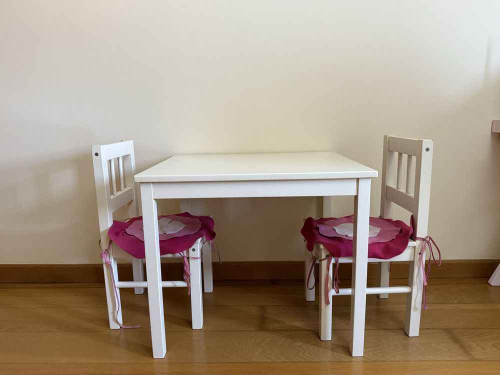 Mesa Criança + Cadeiras - Ikea
