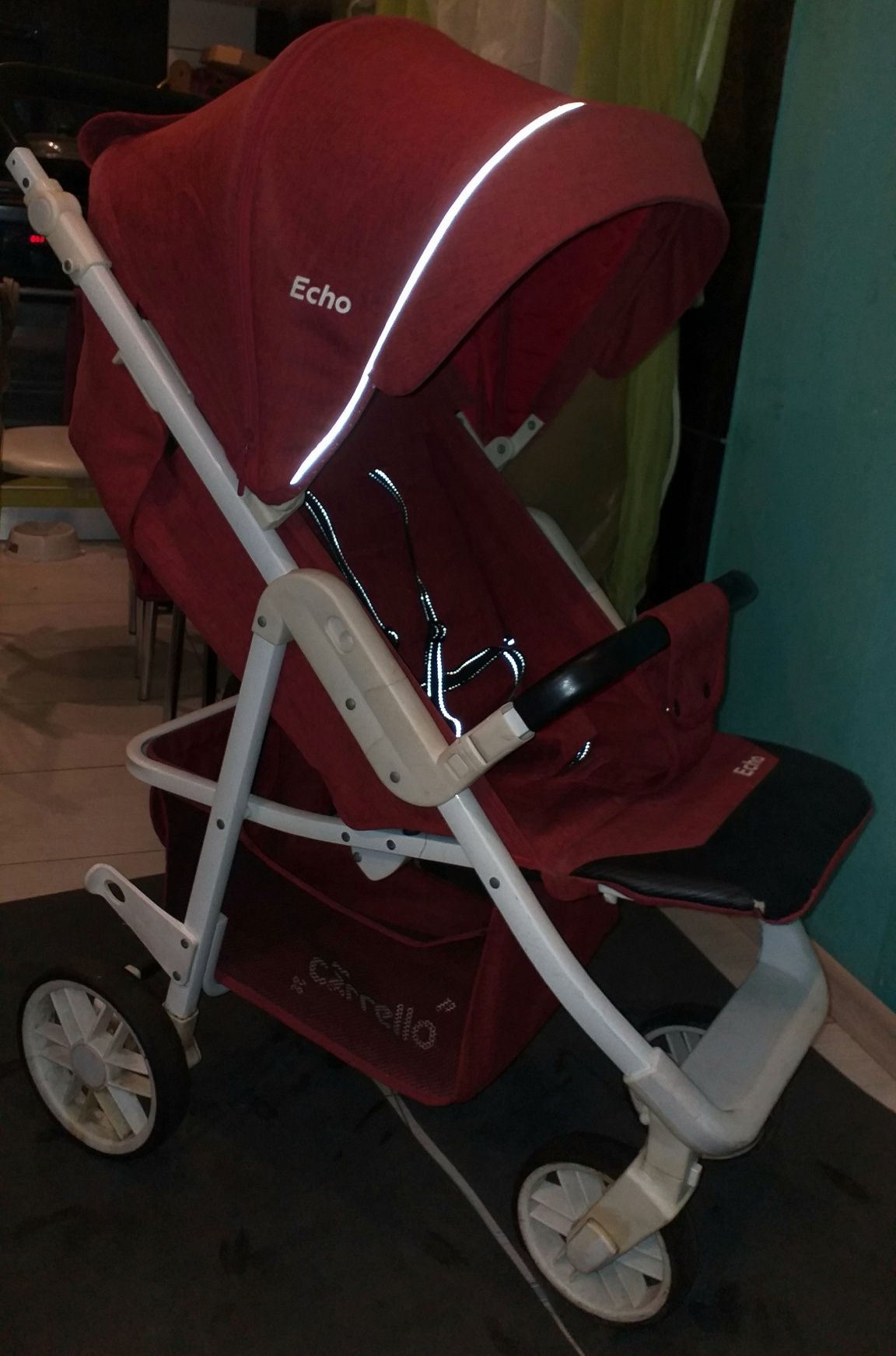 Продам детскую прогулочную коляску Carrello Echo почти новая.