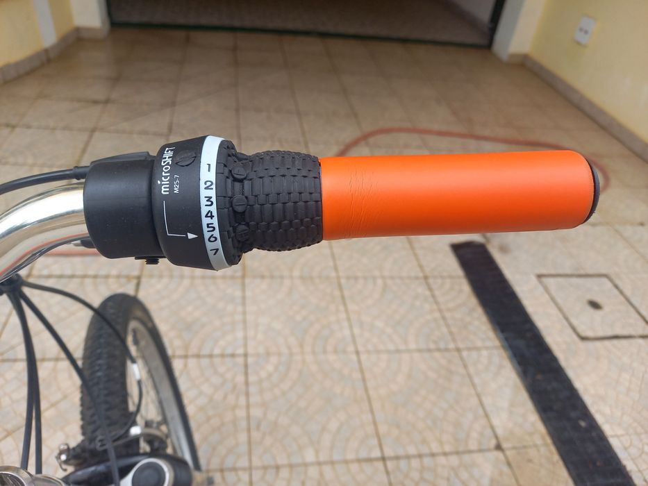 Bicicleta de senhora, BH, roda 26", em alumínio.