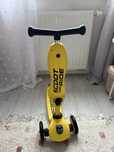 Jeździł hulajnoga żółta Scoot and ride