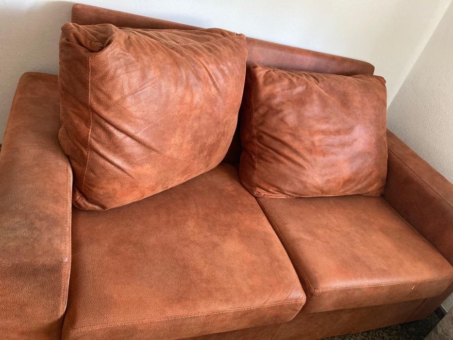 Sofá em Pele - Estado: Praticamente Novo