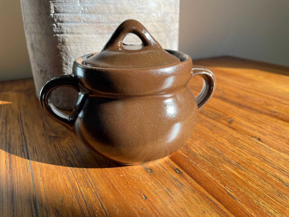 Dzbanek kamionkowy z pokrywką