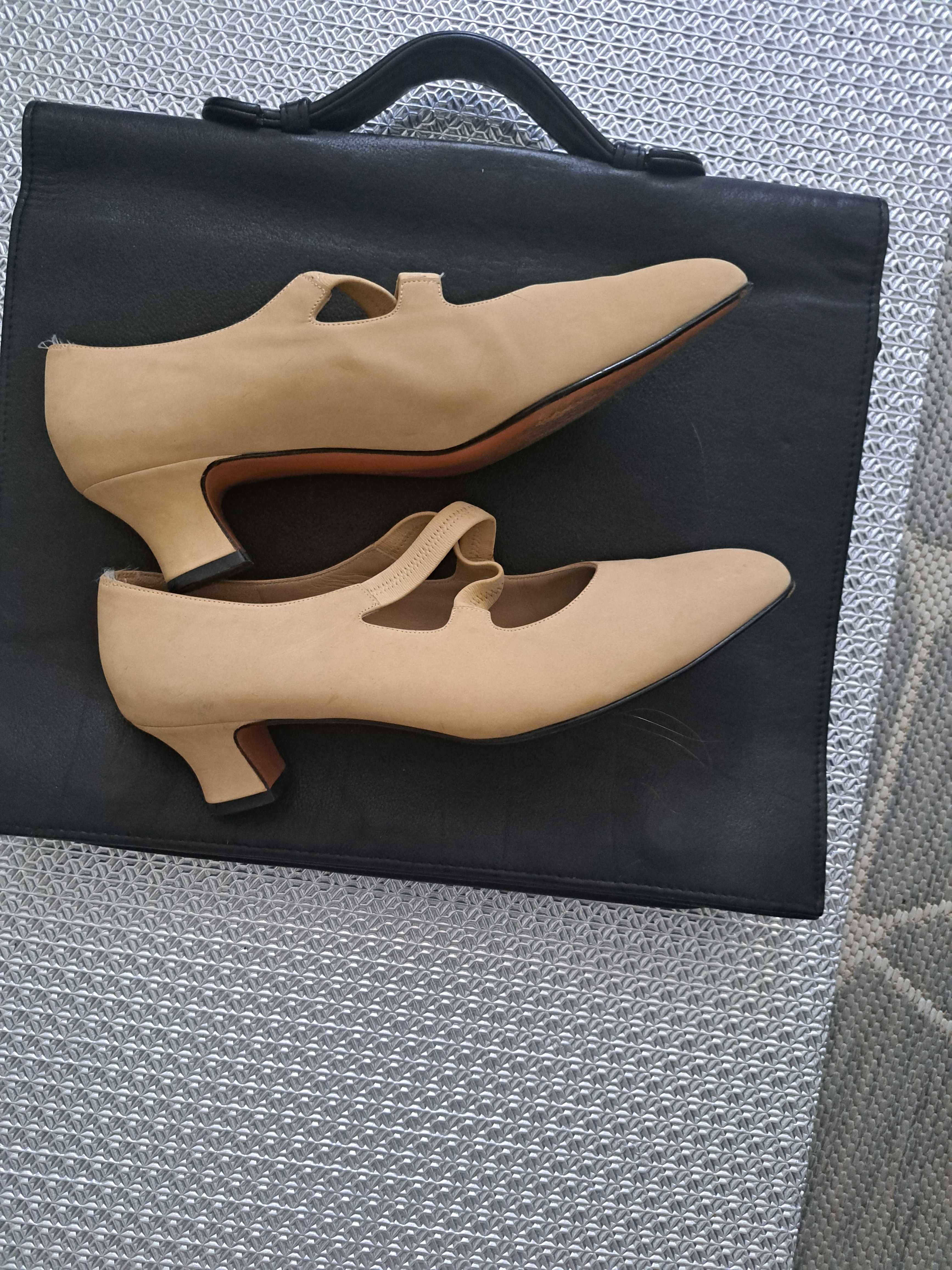 Czulenka ecru Salvatore Ferragamo 39