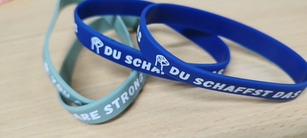 Opaski silikonowe na rękę z tekskami motywującymi 20sztuk