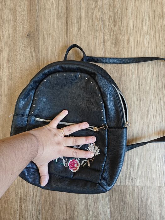 Mochila preta com bordado