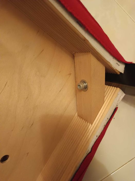 Conjunto de 4 cadeiras IKEA modelo Henriksdal inclui capa vermelha