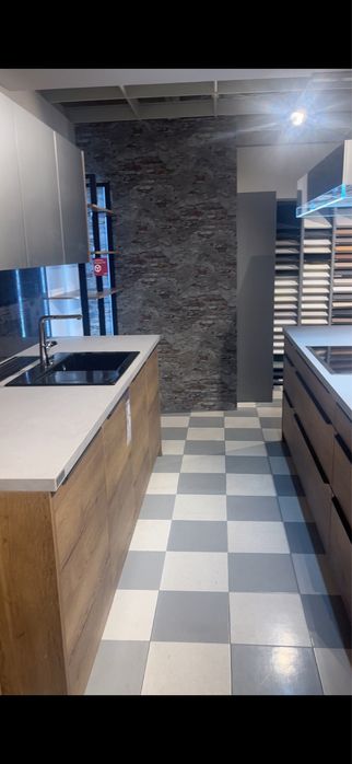 Meble kuchenne z umywalką i baterią