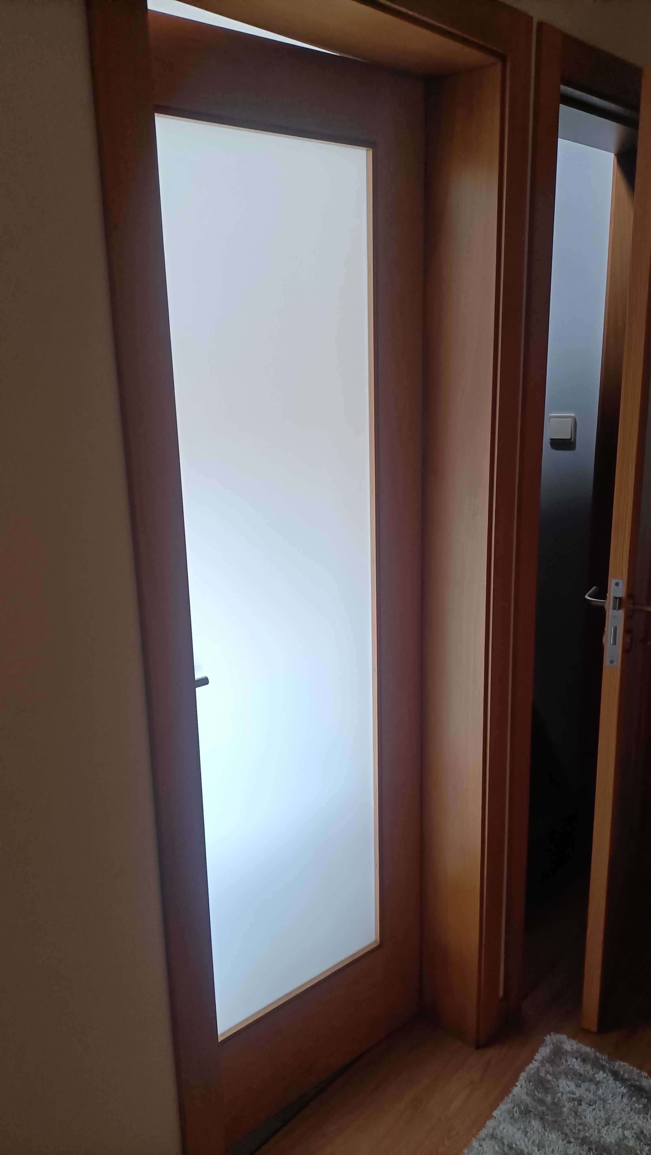 Vendo porta com aro e guniçoes em carvalho, está como nova