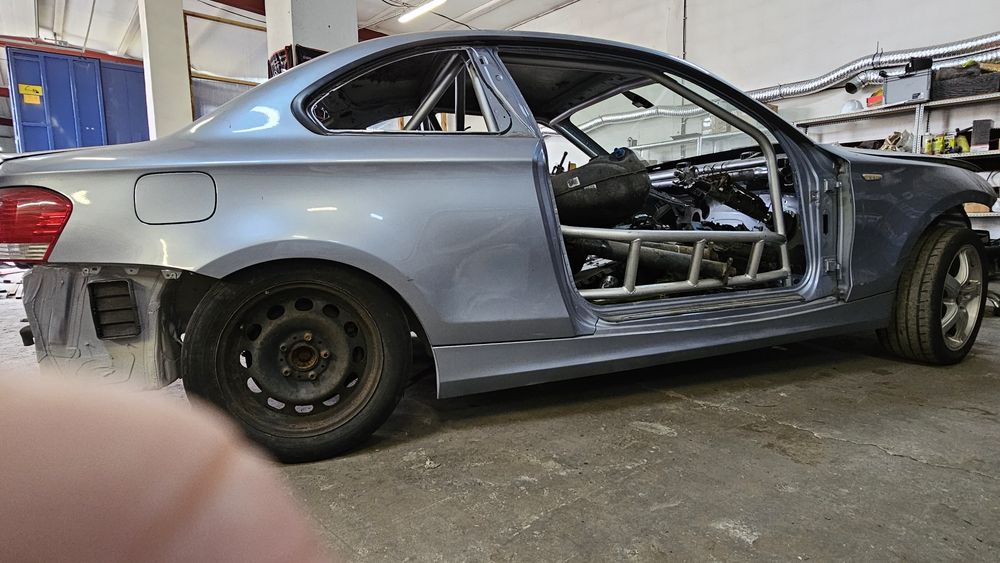BMW e82 drift klatką. Baza na driftowóz