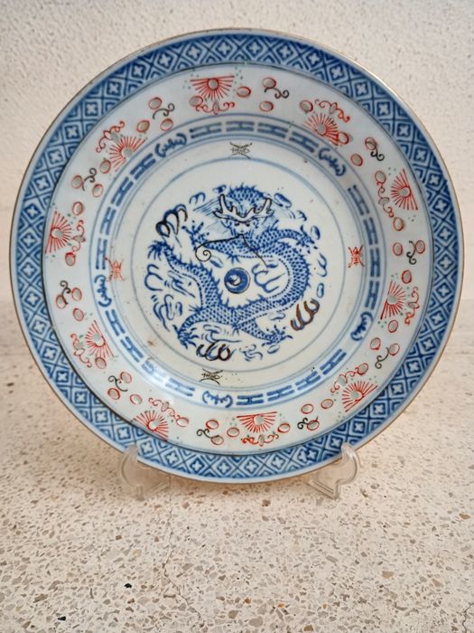 Conjunto de louça decorativa. porcelana oriental com detalhes smi prec