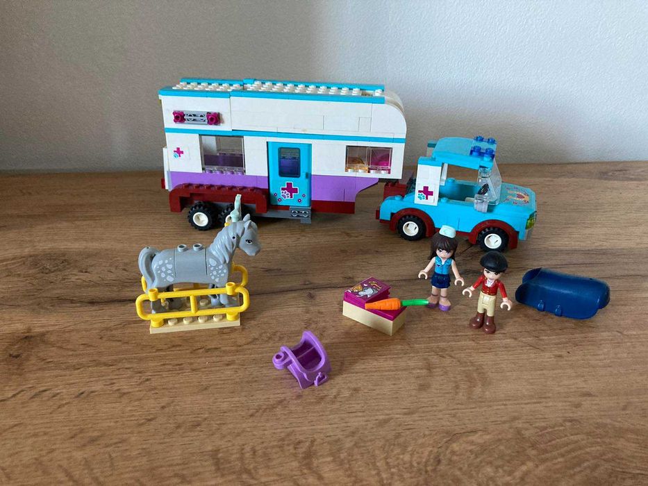 конструктор LEGO Friends Ветеринарная машина для лошадок (41125)