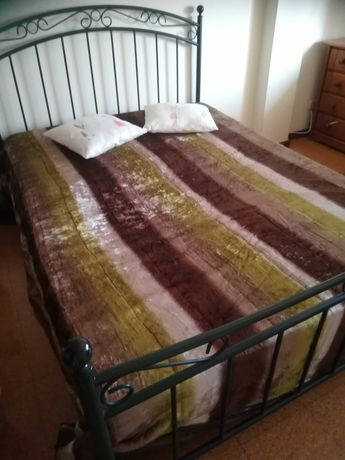 Vende-se cama de casal em ferro com oferta de colchão
