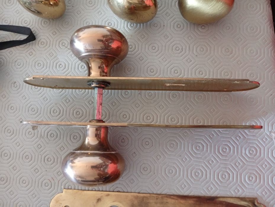 Puxadores e espelhos em latão