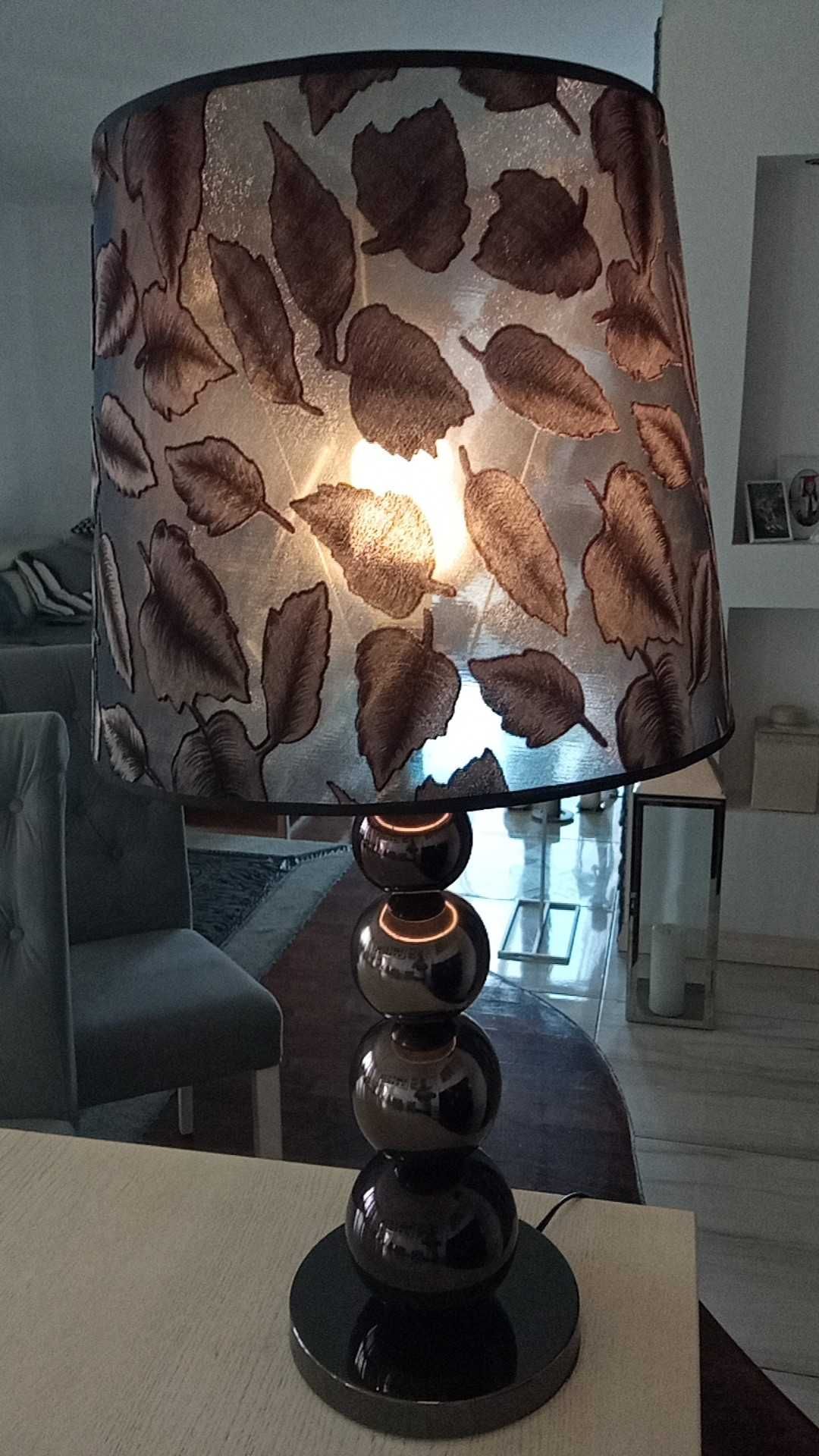 Nowoczesna stojąca lampa