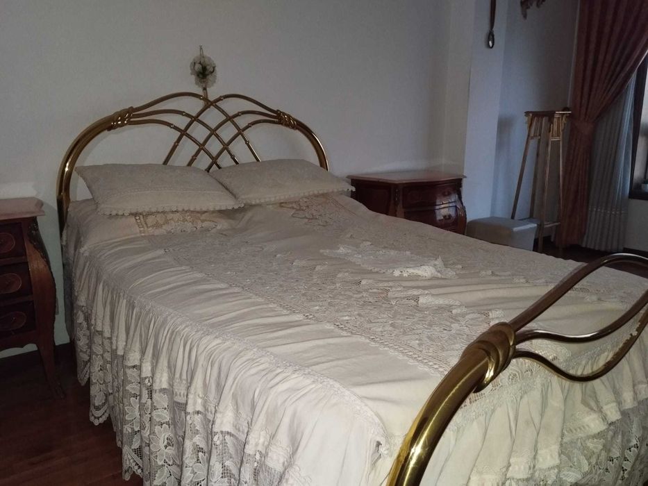 Cama antiga em  latão