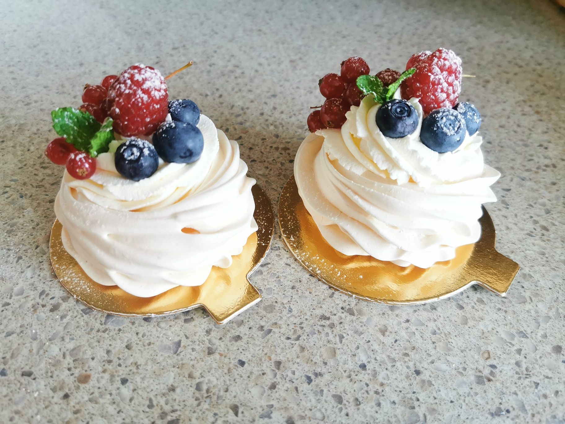 Beza pavlova torty bezowe