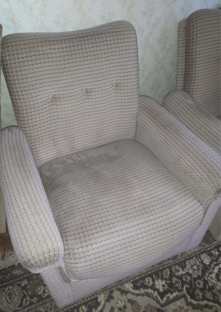 Продам спальню, кухонный уголок, зеркало, кресло, столик журнальный