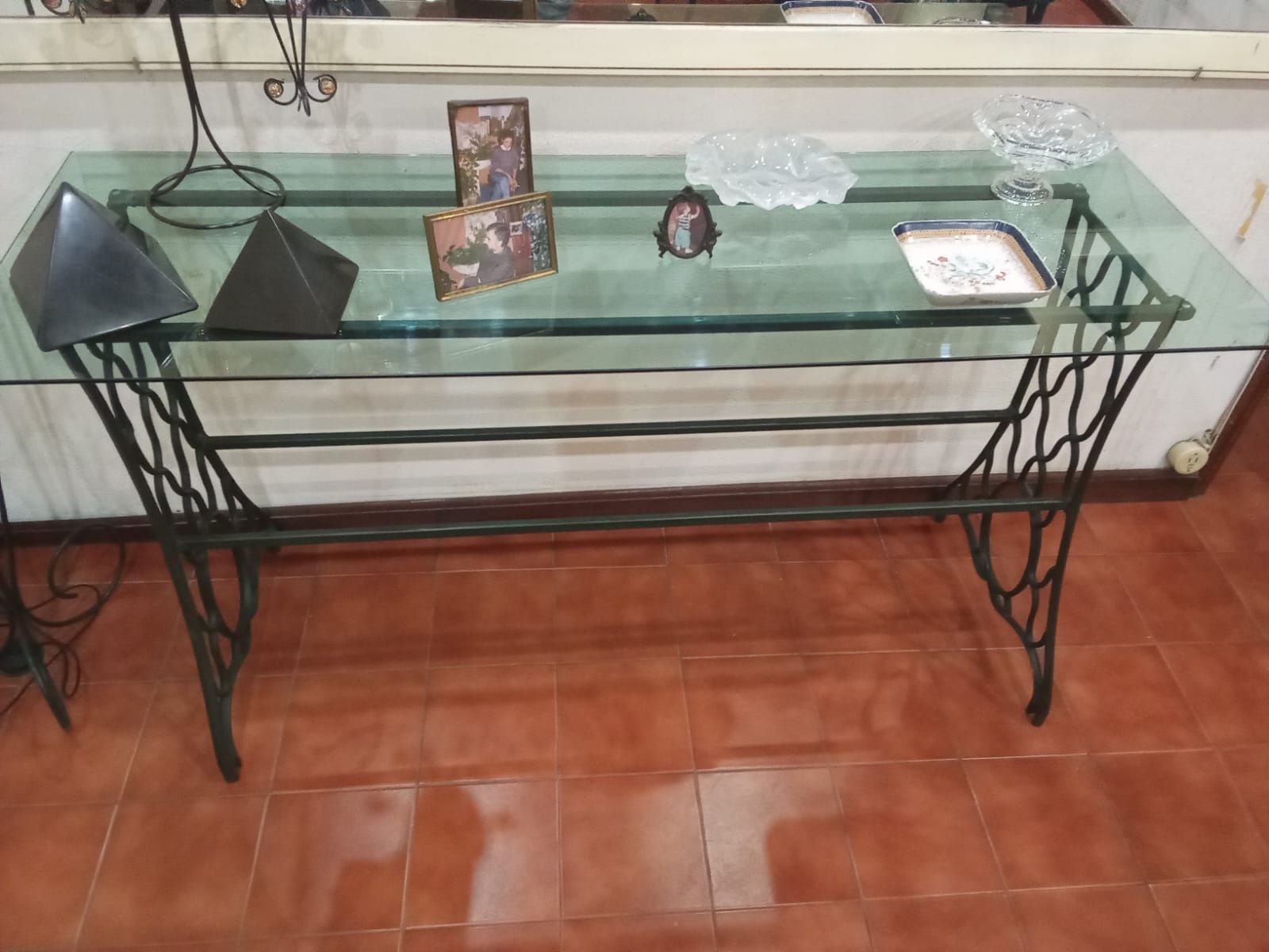 Mesa em vidro mais dois móveis