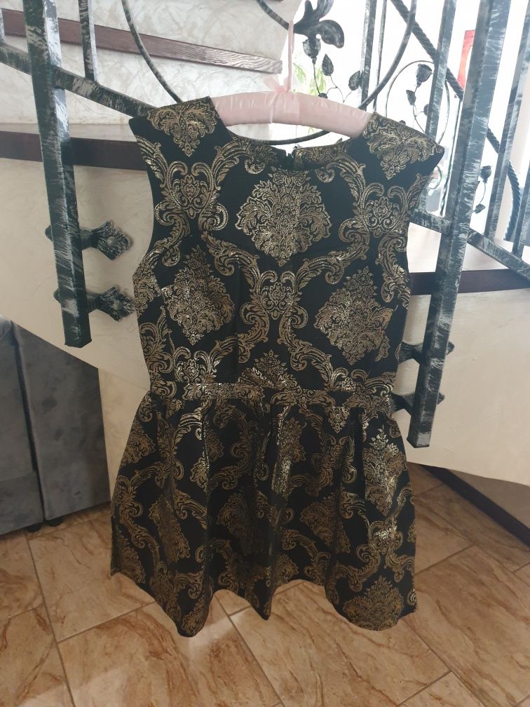 Piekna sukienka Oasis Zara czarno zlota ornament Sylwester karnawał
