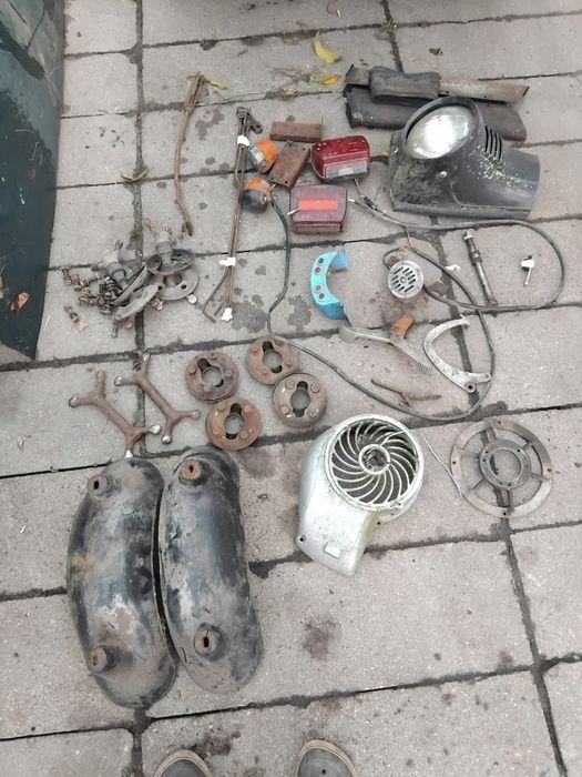 Муравей з документами по запчастинах