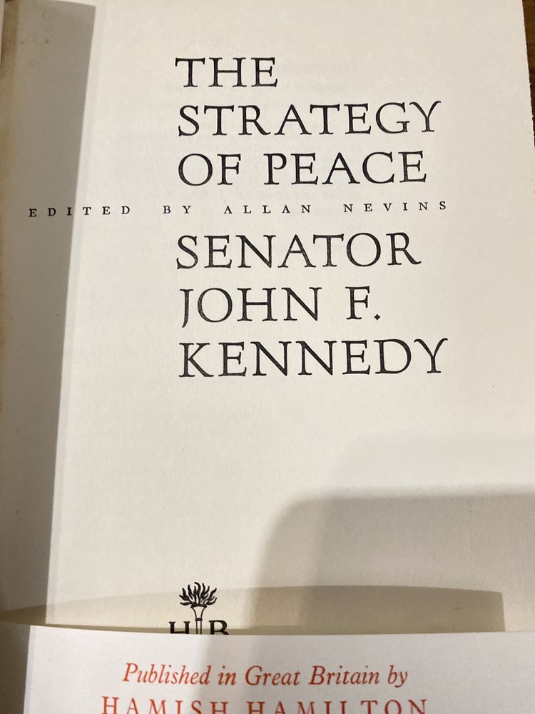 Livro the Strategy of peace by senator John F. Kennedy