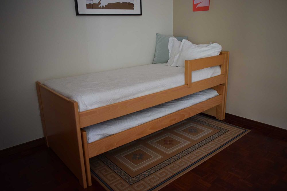 Camas individuais em gaveta