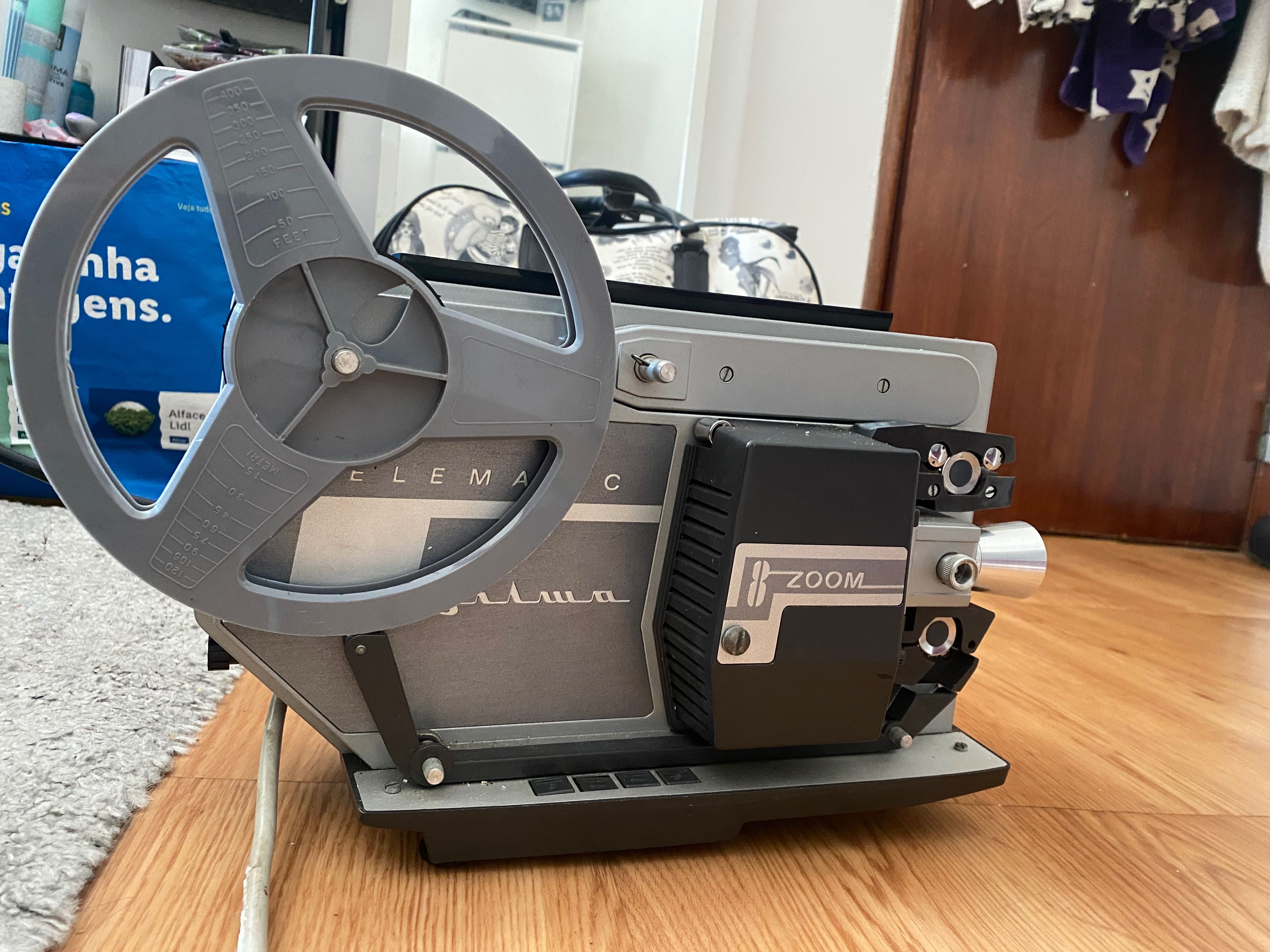 Máquina de projetar filmes de bobine