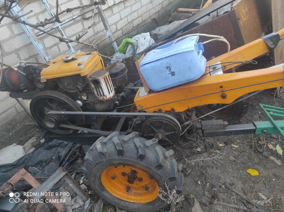 Мотоблок з різними насадками